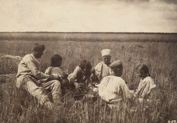 Семья в поле. 1871 г.